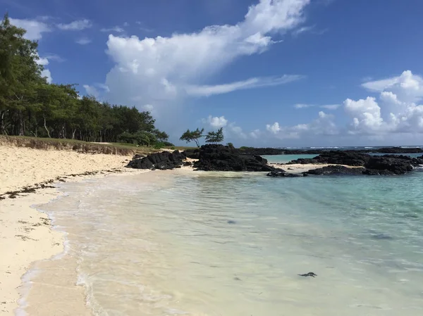 Kayalar, pürüzsüz bir ada plajlarına Mauritius adlı