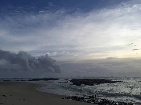 Dalgalar, gökyüzü ve plaj Mauritius