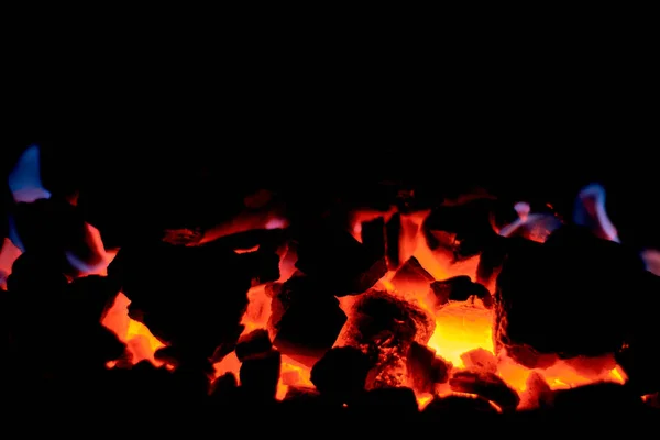 石炭アントラサイト 固体燃料ボイラーの炉で石炭を燃焼させます フォージ炉 熱い石炭だ 固体燃料の燃焼 — ストック写真