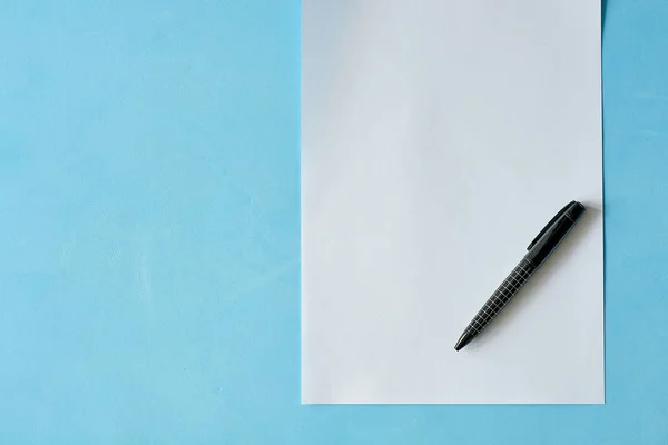 Açık mavi arka planda siyah kalem ısoleted beyaz levha kağıt.