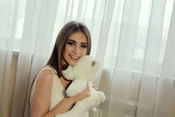 Девушка с плюшевым мишкой для образа жизни. Молодая кавказская модель. Красивое лицо женщины . — стоковое фото