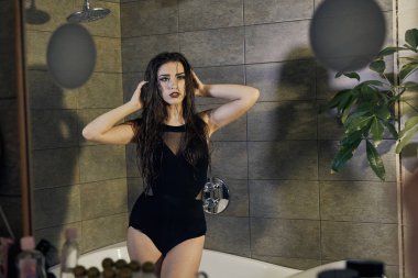 Duşa konsept tasarımı için bir siyah Mayo içinde kız.