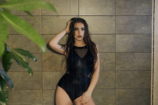 Menina em uma roupa de banho preta tomando um banho para design de conceito . — Fotografia de Stock