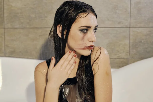 Ung kvinna porträtt med droppande utsmetad makeup. — Stockfoto