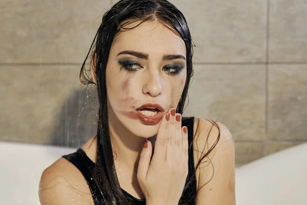 Ung kvinna porträtt med droppande utsmetad makeup. — Stockfoto