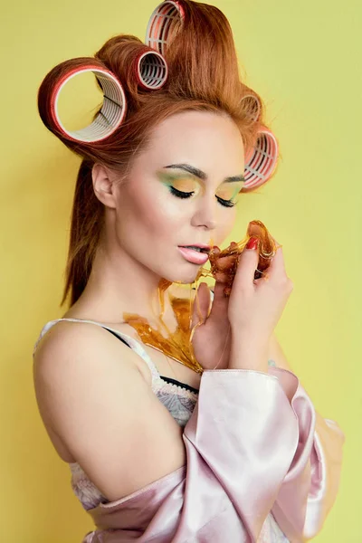 Elleriyle shugaring yapıştırın genç Redhead kadın, yüz, vücut ve göğüs.