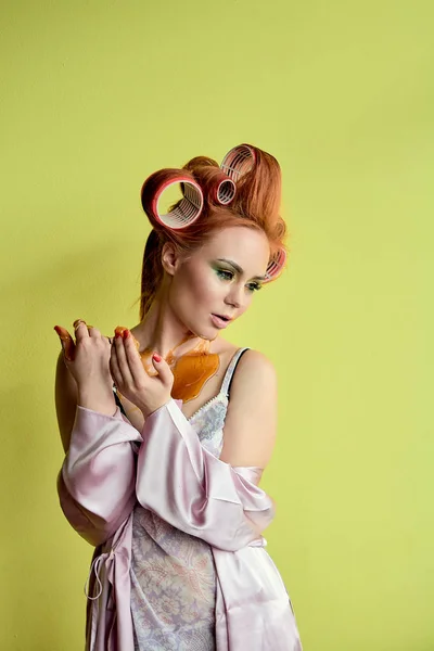 Elleriyle shugaring yapıştırın genç Redhead kadın, yüz, vücut ve göğüs.