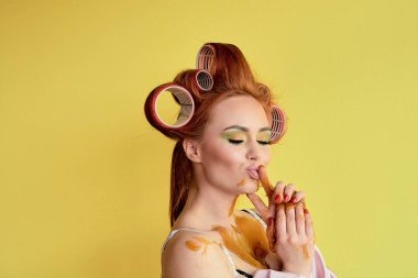 Elleriyle shugaring yapıştırın genç Redhead kadın, yüz, vücut ve göğüs.