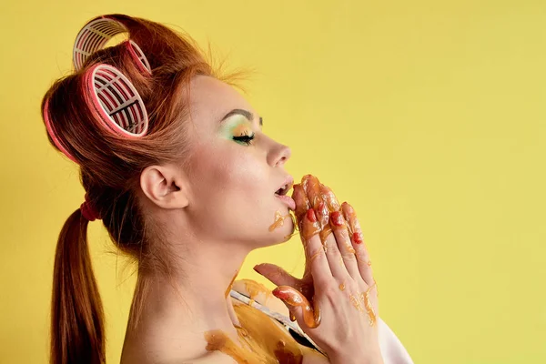 Ung rödhårig kvinna med shugaring pasta på hennes händer, ansikte, kropp och bröst. — Stockfoto