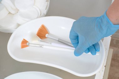 Soyma ve yüz temizliği için kozmetik fırçaların yakın çekim görünümü.