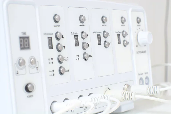 Güzellik salonunda kozmetik çok fonksiyonlu cihaz yakın çekim.