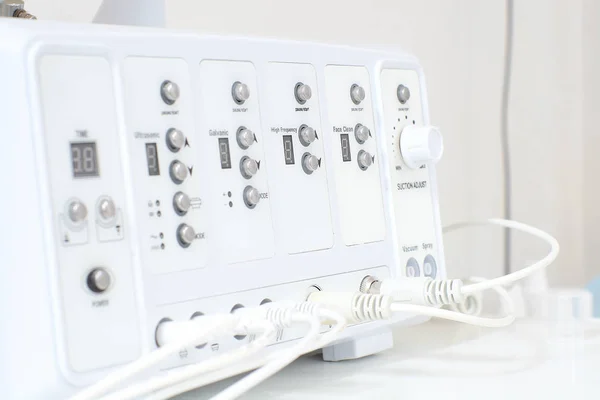 Güzellik salonunda kozmetik çok fonksiyonlu cihaz yakın çekim.