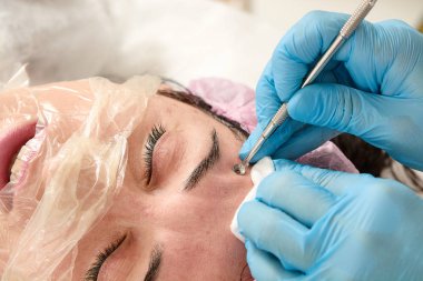 Güzellik salonunda genç kadın manuel yüz temizliği yok.