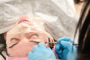 Güzellik salonunda genç kadın manuel yüz temizliği yok.