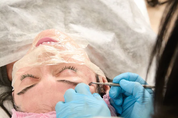 Güzellik salonunda genç kadın manuel yüz temizliği yok.