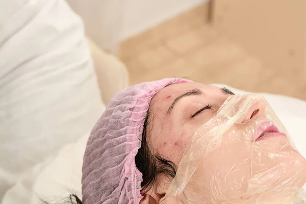 Jonge vrouw in schoonheidssalon heeft handmatige face Cleaning. — Stockfoto