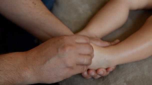 Massothérapeute Masculin Effectue Pour Bébé Garçon Massage Récupération Réadaptation Après — Video