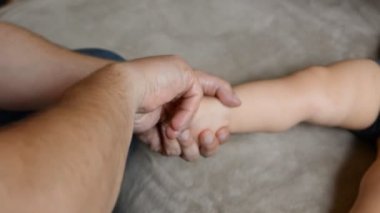 Erkek masaj terapisti bir yaşındaki erkek çocuk rehabilitasyon kurtarma masajı için bir beyin dolaşım bozukluğu, beyin inme, sağ taraflı hemiparez acı sonra yok.