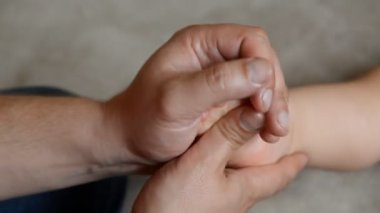 Erkek masaj terapisti bir yaşındaki erkek çocuk rehabilitasyon kurtarma masajı için bir beyin dolaşım bozukluğu, beyin inme, sağ taraflı hemiparez acı sonra yok.