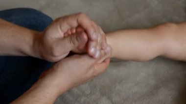 Erkek masaj terapisti bir yaşındaki erkek çocuk rehabilitasyon kurtarma masajı için bir beyin dolaşım bozukluğu, beyin inme, sağ taraflı hemiparez acı sonra yok.