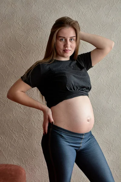 Young pregnant woman. Pregnant beautiful woman posing at home. — ストック写真