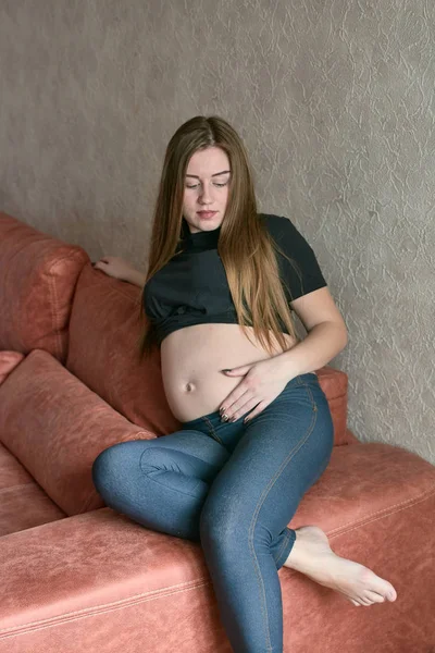 Młoda kobieta w ciąży. Ciężarna piękna kobieta pozowanie w domu. — Zdjęcie stockowe