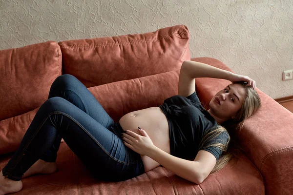 Ung gravid kvinna. Gravid vacker kvinna poserar hemma. Lycklig graviditet. Kvinna väntar barn. — Stockfoto