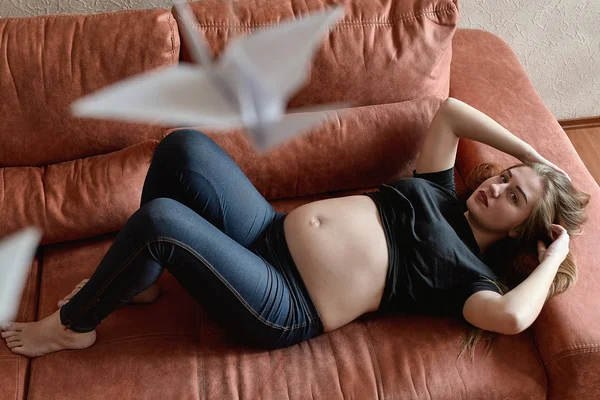 Una joven embarazada. Mujer hermosa embarazada posando en casa. Feliz embarazo. Mujer esperando bebé . —  Fotos de Stock