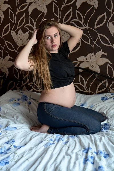 Jovem grávida. Mulher bonita grávida posando em casa. Feliz gravidez . — Fotografia de Stock