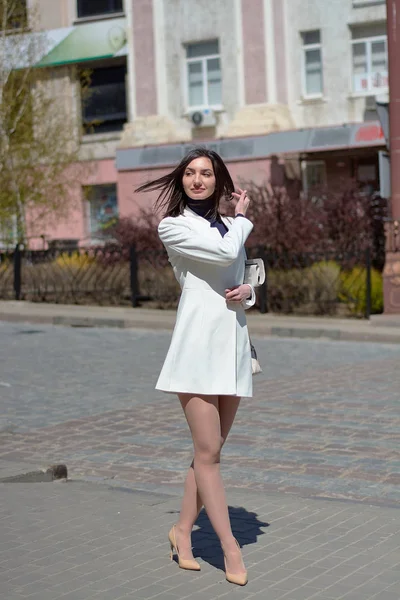 彼女の手に新聞を持つ街の通りでエレガントな若い女性. — ストック写真