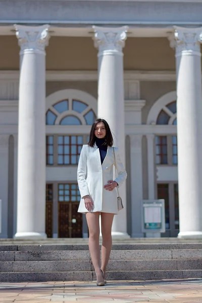 Belle femme brune. Portrait de femme urbaine moderne. Mode vêtements de style affaires . — Photo