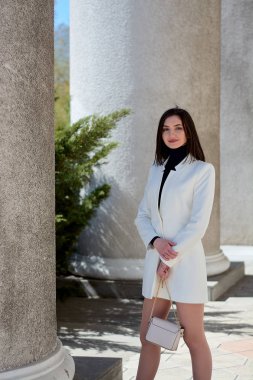 Güzel esmer kadın. Modern kentsel kadın portresi. Moda iş tarzı giysiler.