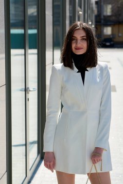 Güzel esmer kadın. Modern kentsel kadın portresi. Moda iş tarzı giysiler.