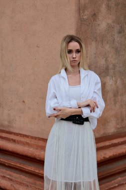 Moda nın kadını. Genç kadın modern portre.