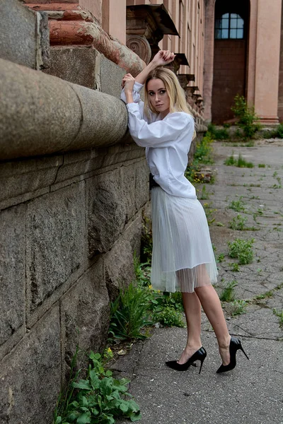 A mulher do look de moda. Jovem mulher retrato moderno . — Fotografia de Stock