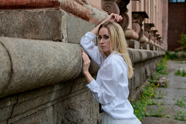 A mulher do look de moda. Jovem mulher retrato moderno . — Fotografia de Stock