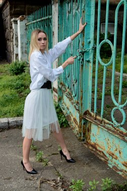 Moda yada kadın vintage kapı yakınında. Genç kadın modern portre.