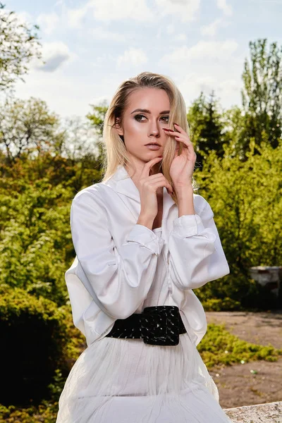 Mulher loira no antigo e ensolarado parque da cidade de verão. Jovem mulher retrato moderno . — Fotografia de Stock