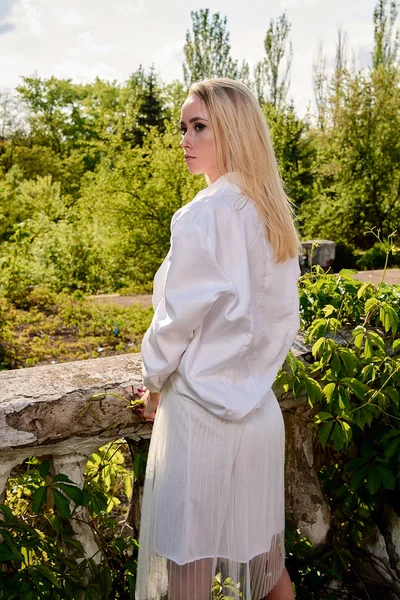 Mulher loira no antigo e ensolarado parque da cidade de verão. Jovem mulher retrato moderno . — Fotografia de Stock