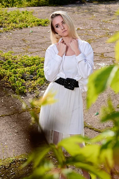 Mujer rubia en el viejo soleado parque de verano de la ciudad. Mujer joven retrato moderno . — Foto de Stock