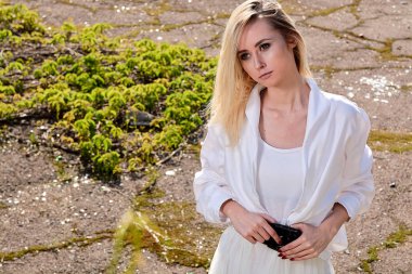 Eski güneşli yazlık şehir parkında sarışın kadın. Genç kadın modern portre.