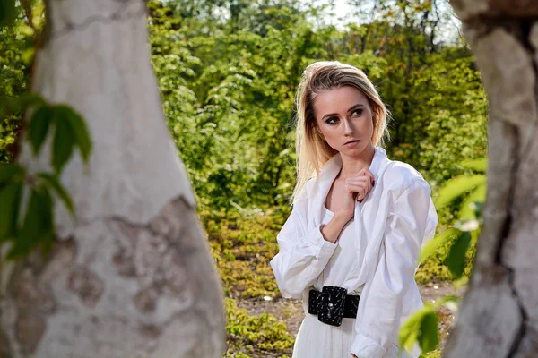 Blond kvinna i den gamla soliga sommar stadsparken. Ung kvinna modernt porträtt. — Stockfoto