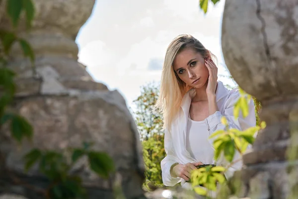 Mujer rubia en el viejo soleado parque de verano de la ciudad. Mujer joven retrato moderno . — Foto de Stock