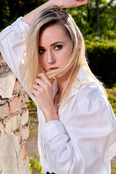 Mujer rubia en el viejo soleado parque de verano de la ciudad. Mujer joven retrato moderno . — Foto de Stock