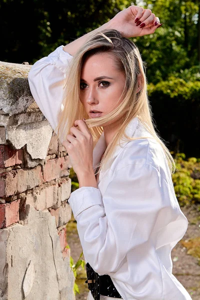 Mulher loira no antigo e ensolarado parque da cidade de verão. Jovem mulher retrato moderno . — Fotografia de Stock