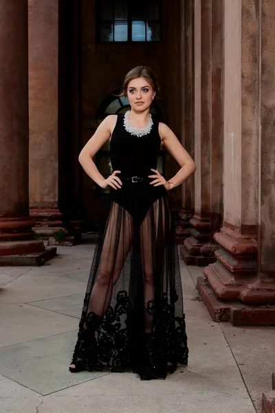 Giovane donna indossa un abito nero trasparente sexy. Giovane donna ritratto moderno . — Foto Stock