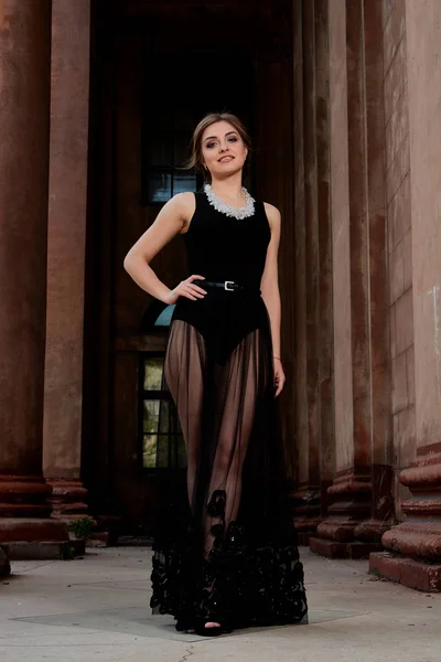 Η νεαρή γυναίκα φοράει ένα σέξι διαφανές μαύρο φόρεμα. Νέα γυναίκα μοντέρνο πορτρέτο. — Φωτογραφία Αρχείου