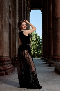 Genç kadın seksi şeffaf siyah elbise giyiyor. Genç kadın modern portre.