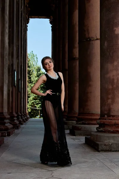 Η νεαρή γυναίκα φοράει ένα σέξι διαφανές μαύρο φόρεμα. Νέα γυναίκα μοντέρνο πορτρέτο. — Φωτογραφία Αρχείου