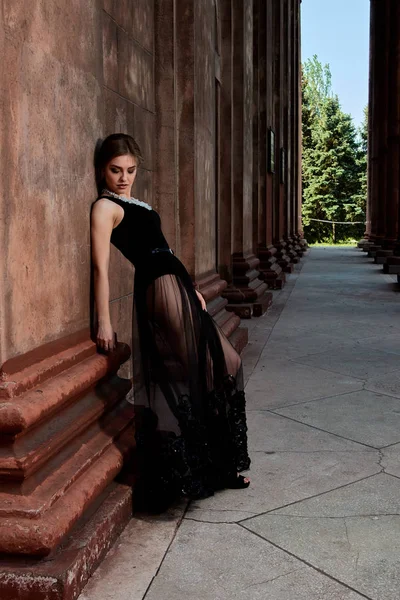 Genç kadın seksi şeffaf siyah elbise giyiyor. Genç kadın modern portre.